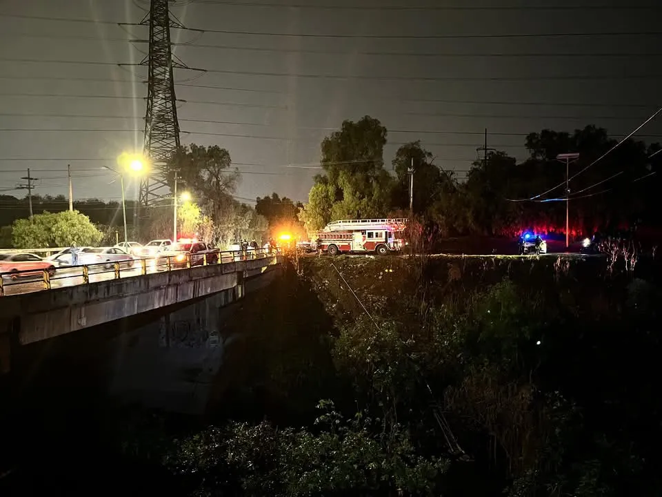 Auto cae a canal y mueren cinco personas en Cuautitlán Izcalli