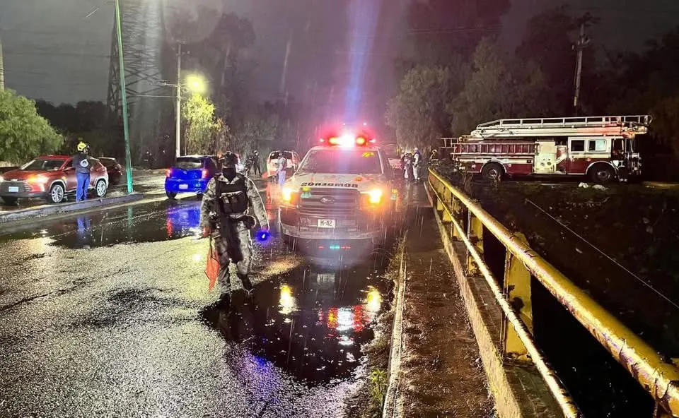 Auto cae a canal y mueren cinco personas en Cuautitlán Izcalli