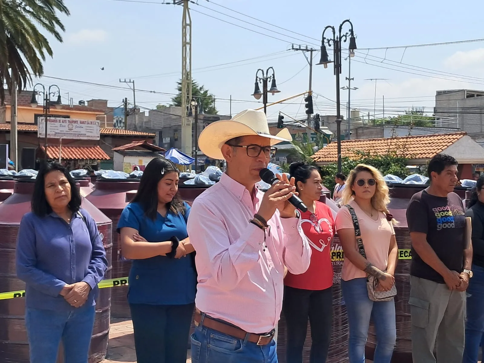 Osvaldo Cortés entrega de tinacos para combatir el rezago social