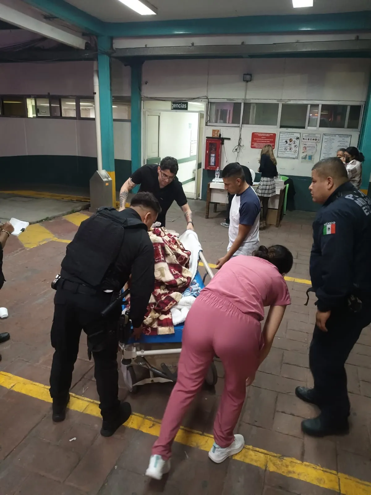 Policías de Ecatepec auxilian en el nacimiento de una bebé en Xalostoc