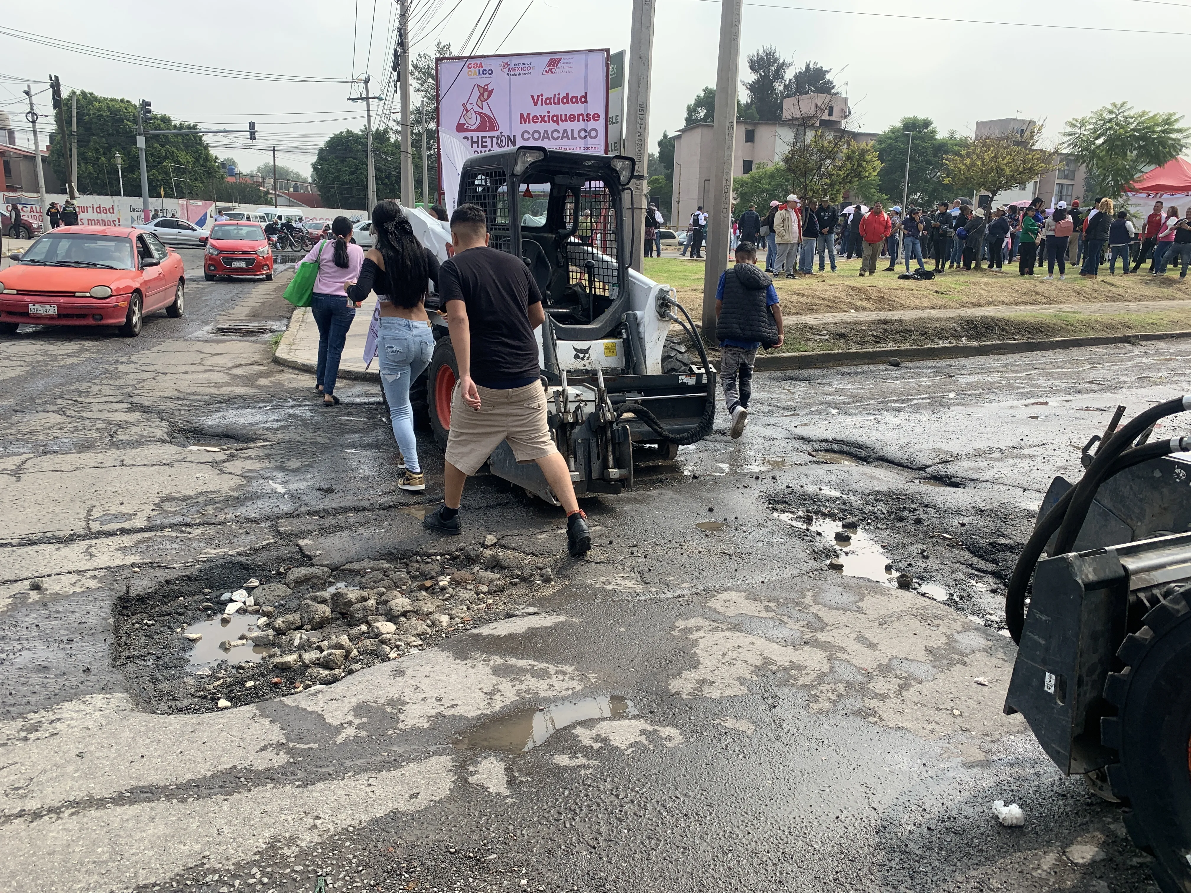 Inician trabajos de bacheo profundo de la Avenida Mexiquense en Coacalco