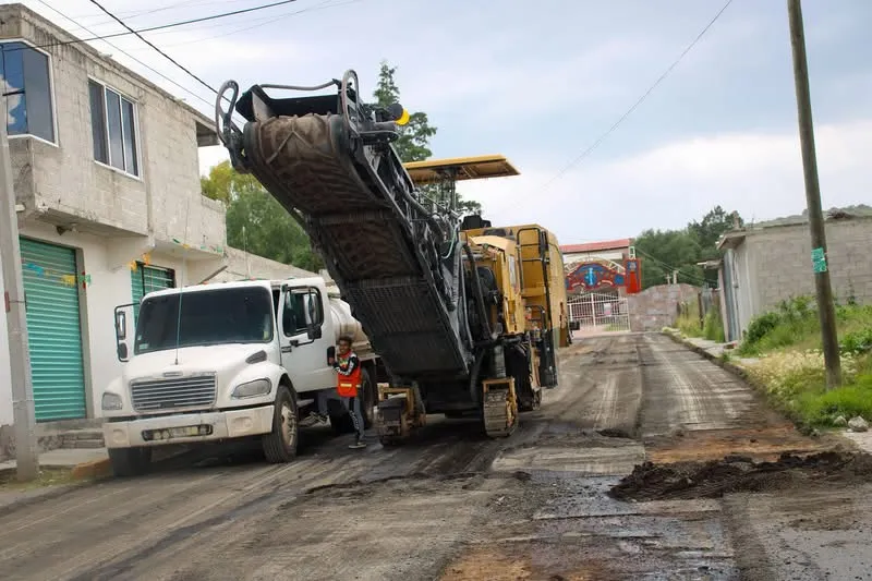 Avanza reencarpetado y pavimentación de calles en Acolman