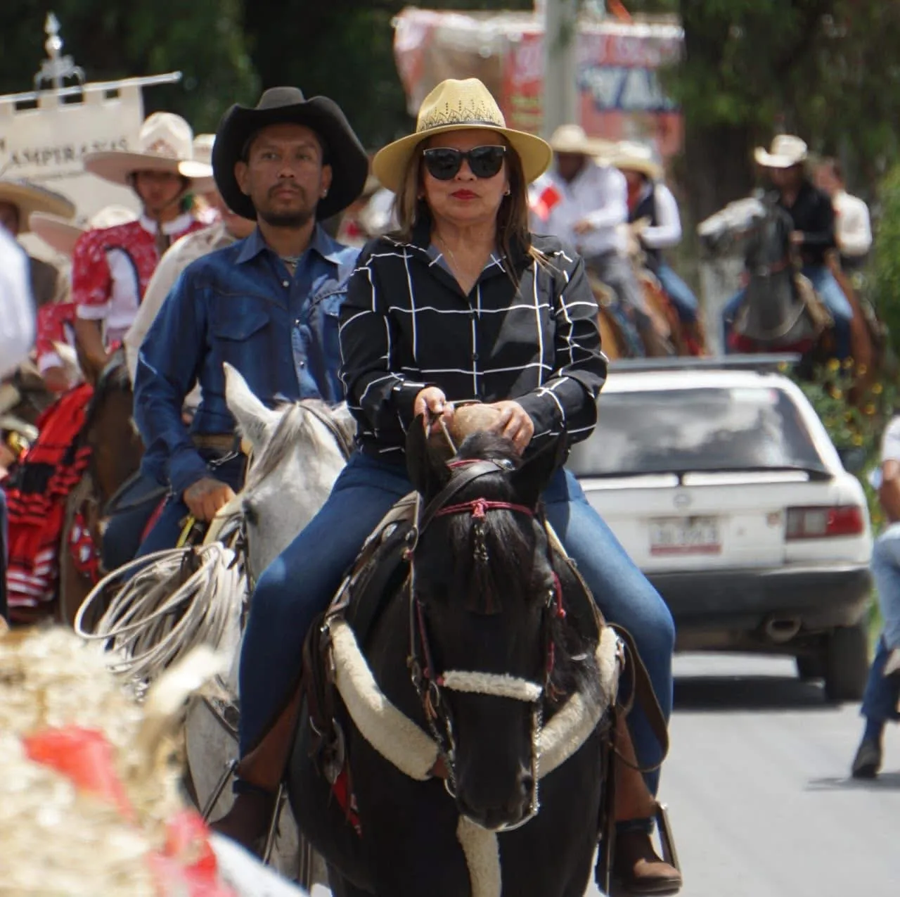 Blanca Osorio encabeza cabalgata por la Independencia en Acolman