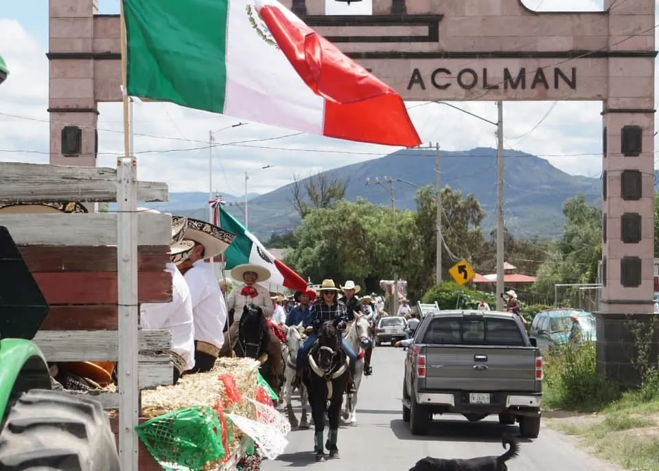 Blanca Osorio encabeza cabalgata por la Independencia en Acolman