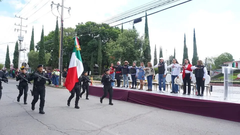 Blanca Osorio encabeza cabalgata por la Independencia en Acolman
