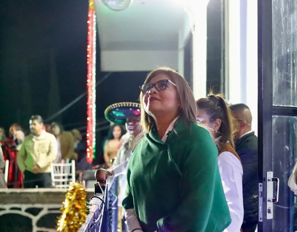 Blanca Osorio encabeza cabalgata por la Independencia en Acolman