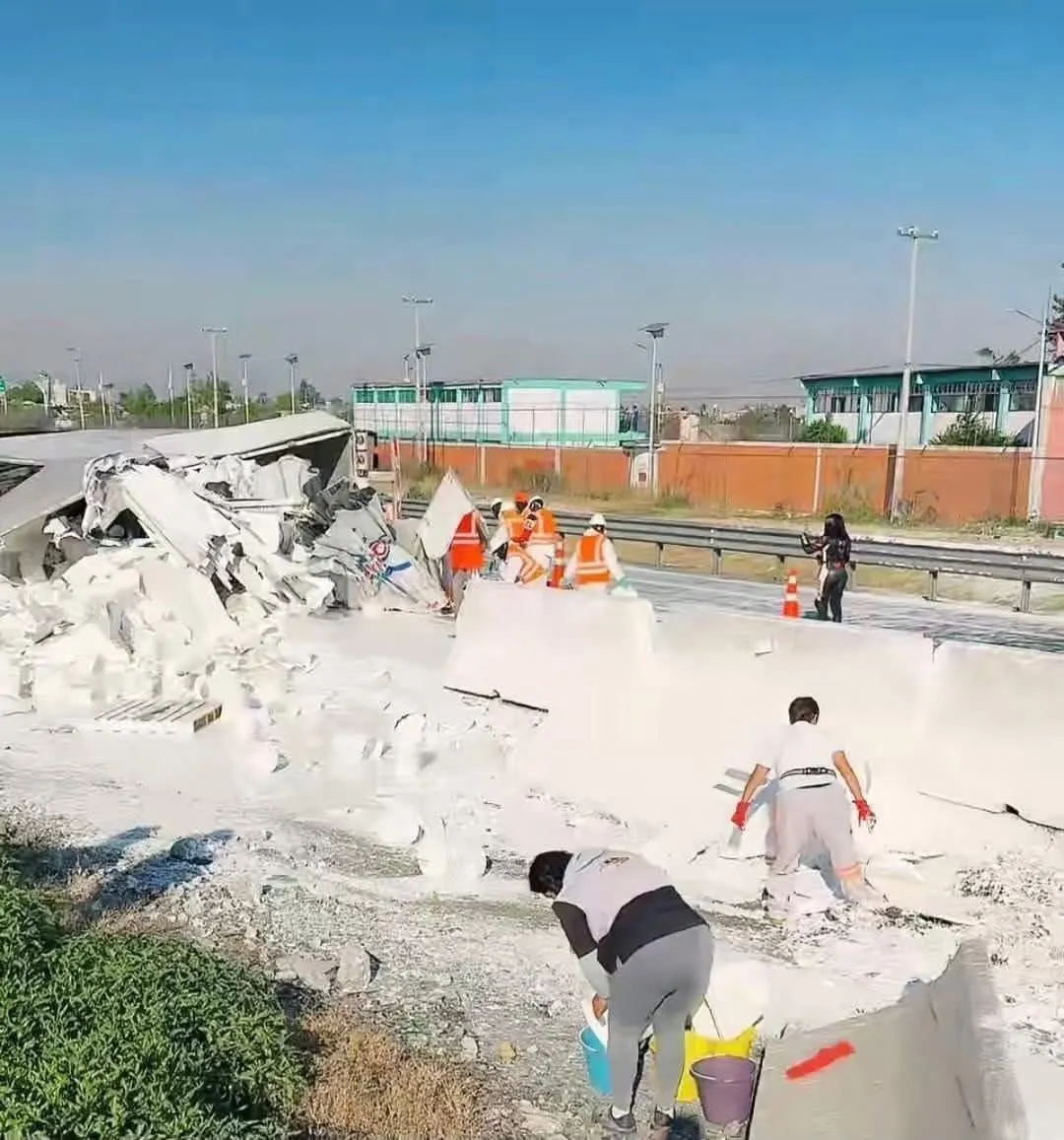 Tráiler derrama miles de litros de pintura tras volcar en el Circuito Exterior Mexiquense