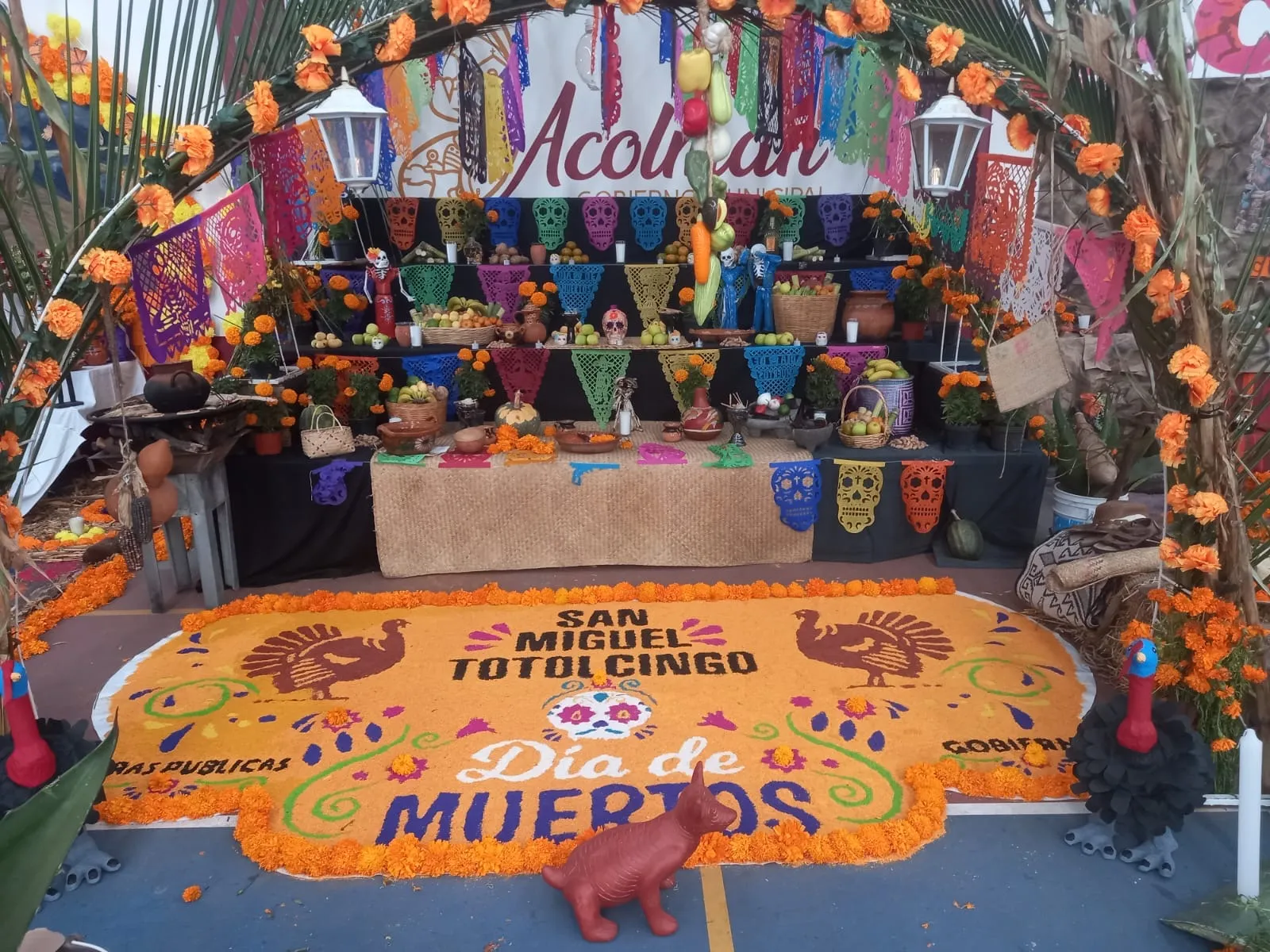 Acolman celebra la vida y la muerte con coloridas ofrendas en edificios públicos