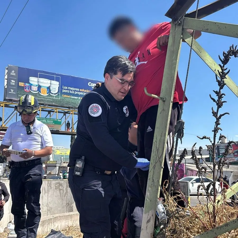 Evitan tragedia en Ecatepec: rescatan con vida a hombre en torre de alta tensión