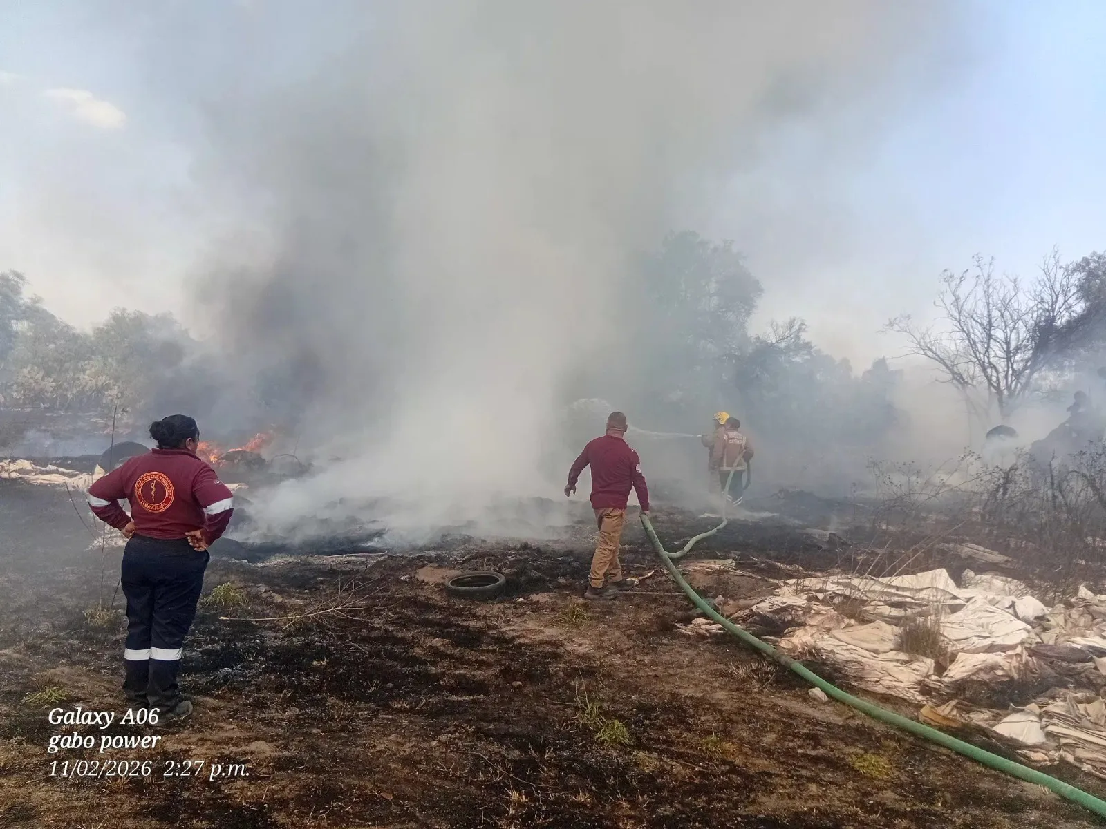 Arde predio con llantas y cubre de humo negro a Temascalapa