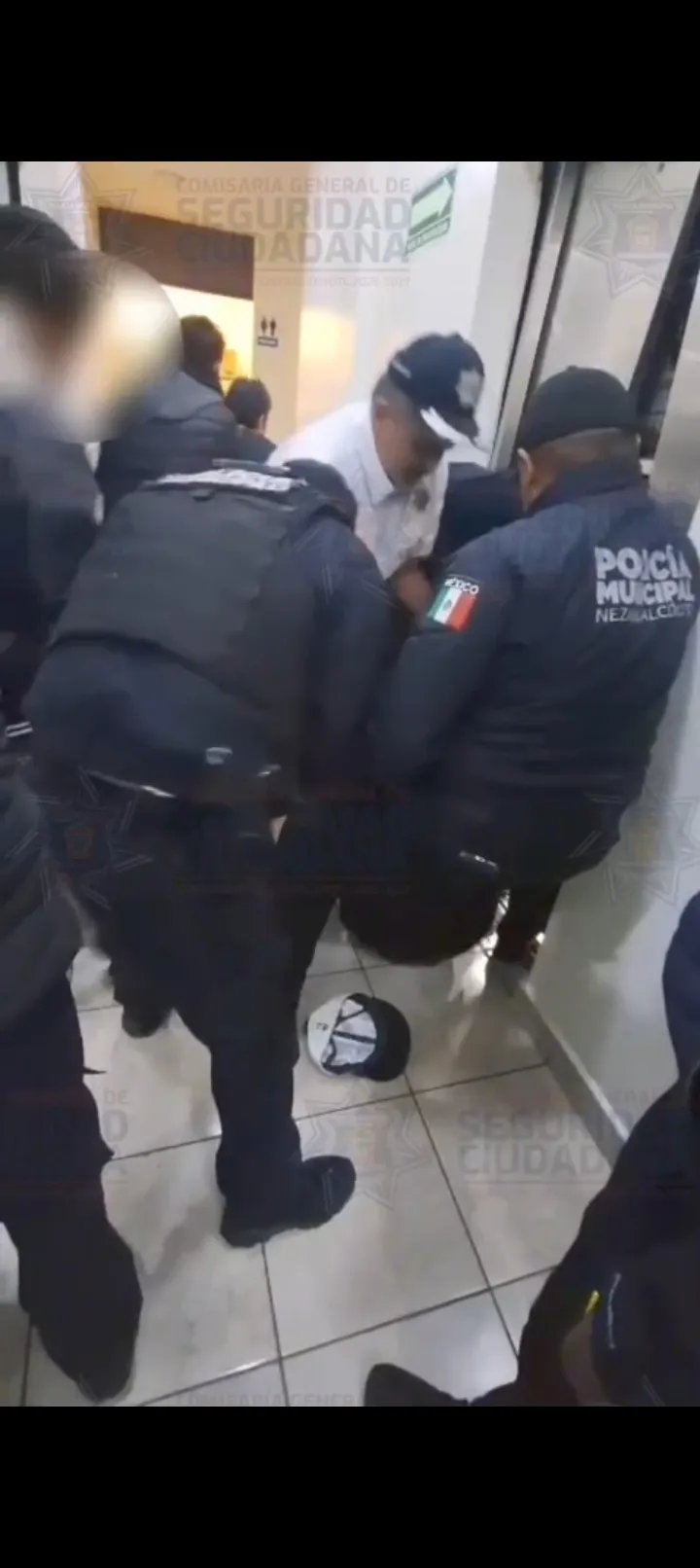 Quedan siete personas atrapadas en elevador de funeraria en Nezahualcóyotl