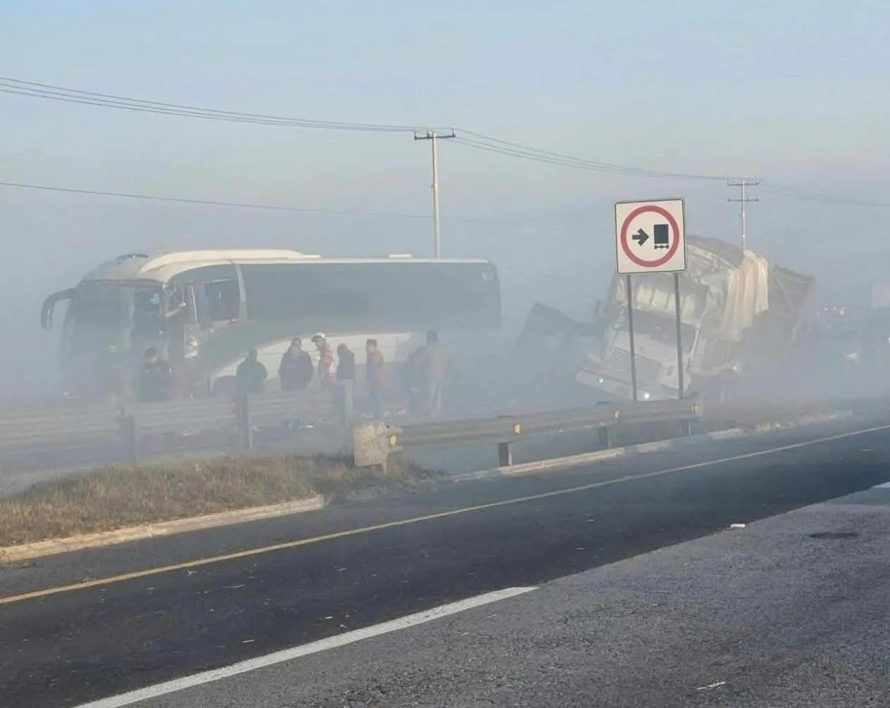 Neblina causa choque masivo y deja tres muertos