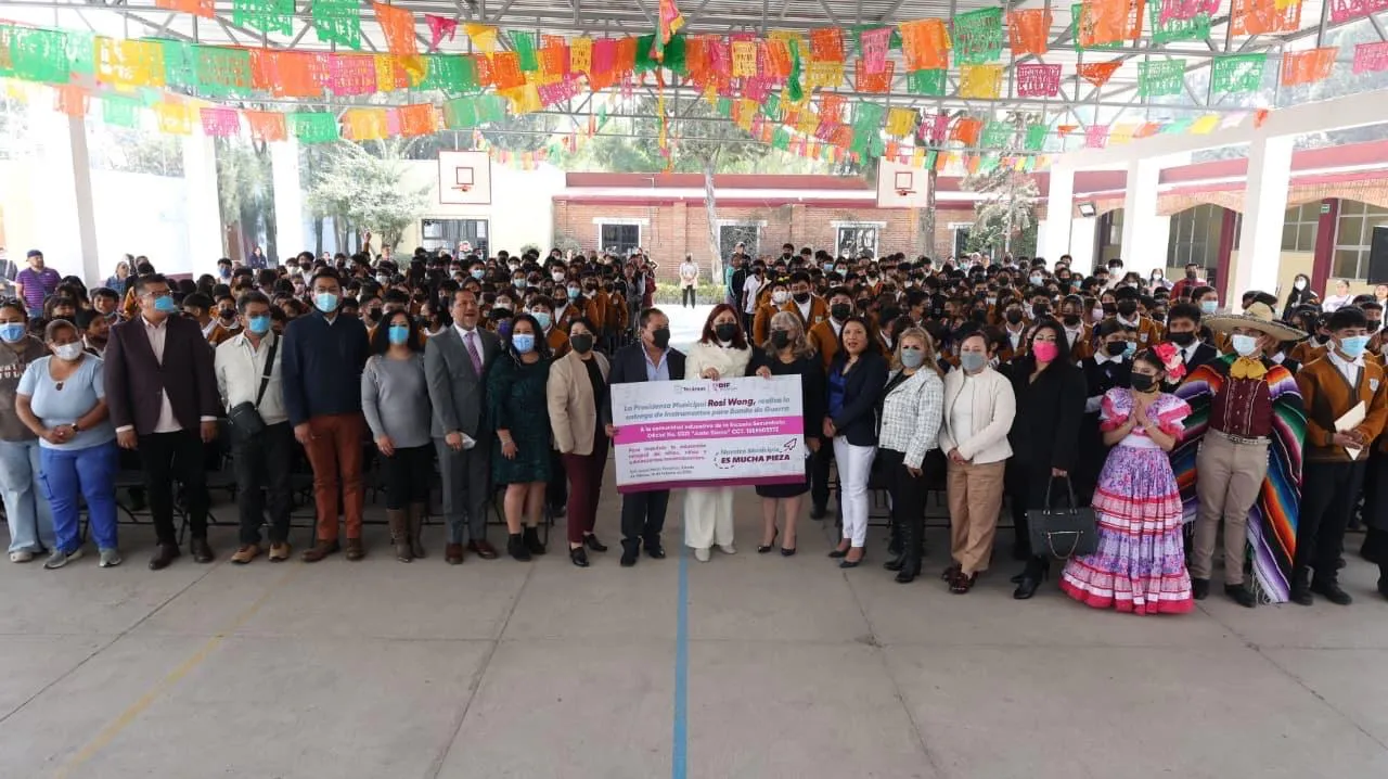 IMPULSAN TALENTO ESTUDIANTIL CON NUEVO EQUIPO PARA BANDA DE GUERRA EN XOLOX