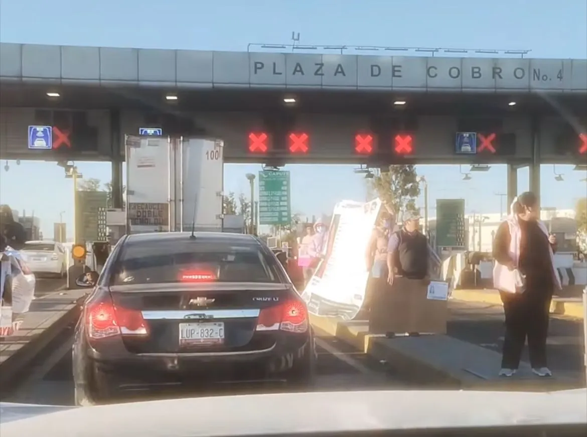 Exigen resultados por Brenda Aguilar; protesta colapsa caseta de Tepotzotlán