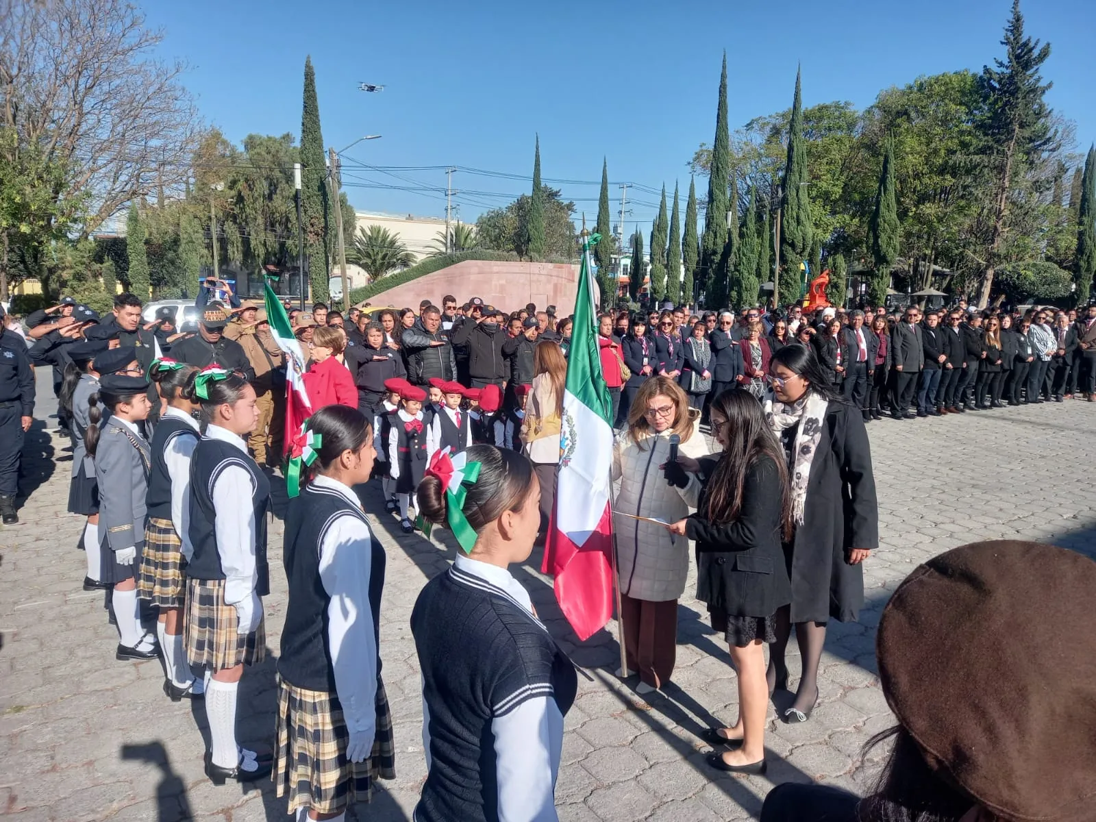 Escoltas escolares reciben bandera en ceremonia cívica en Acolman
