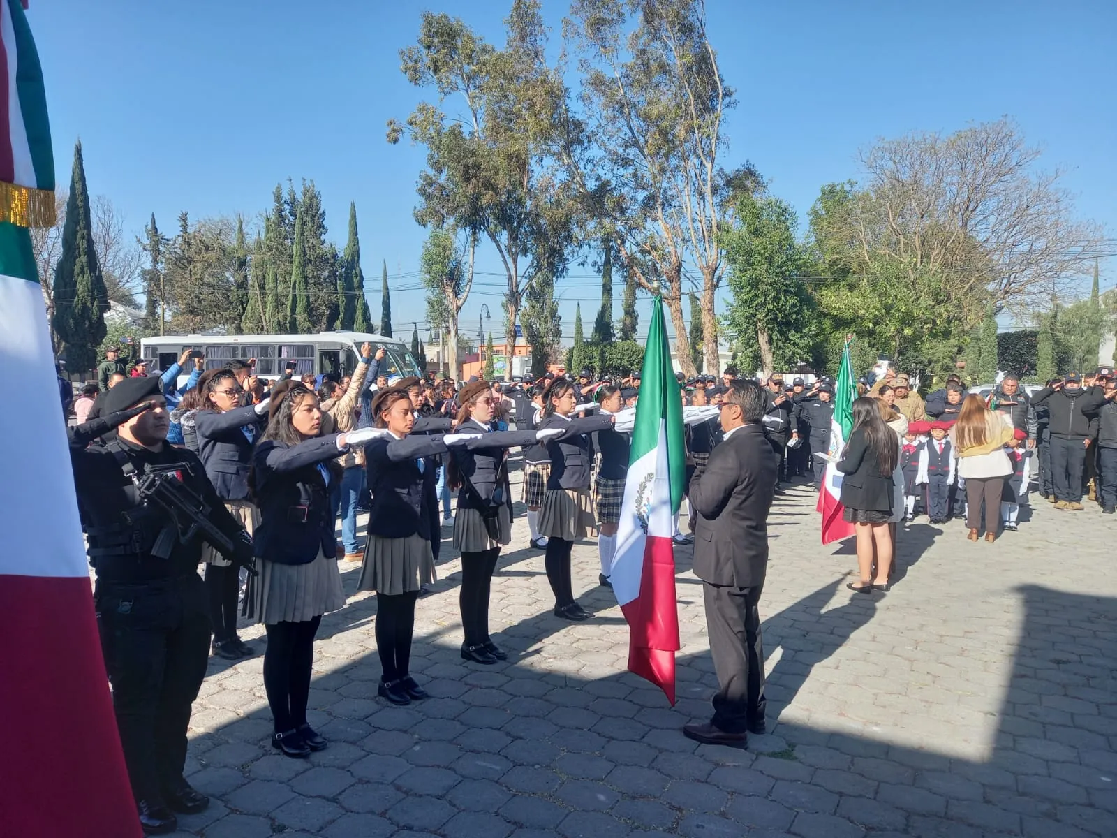 Escoltas escolares reciben bandera en ceremonia cívica en Acolman