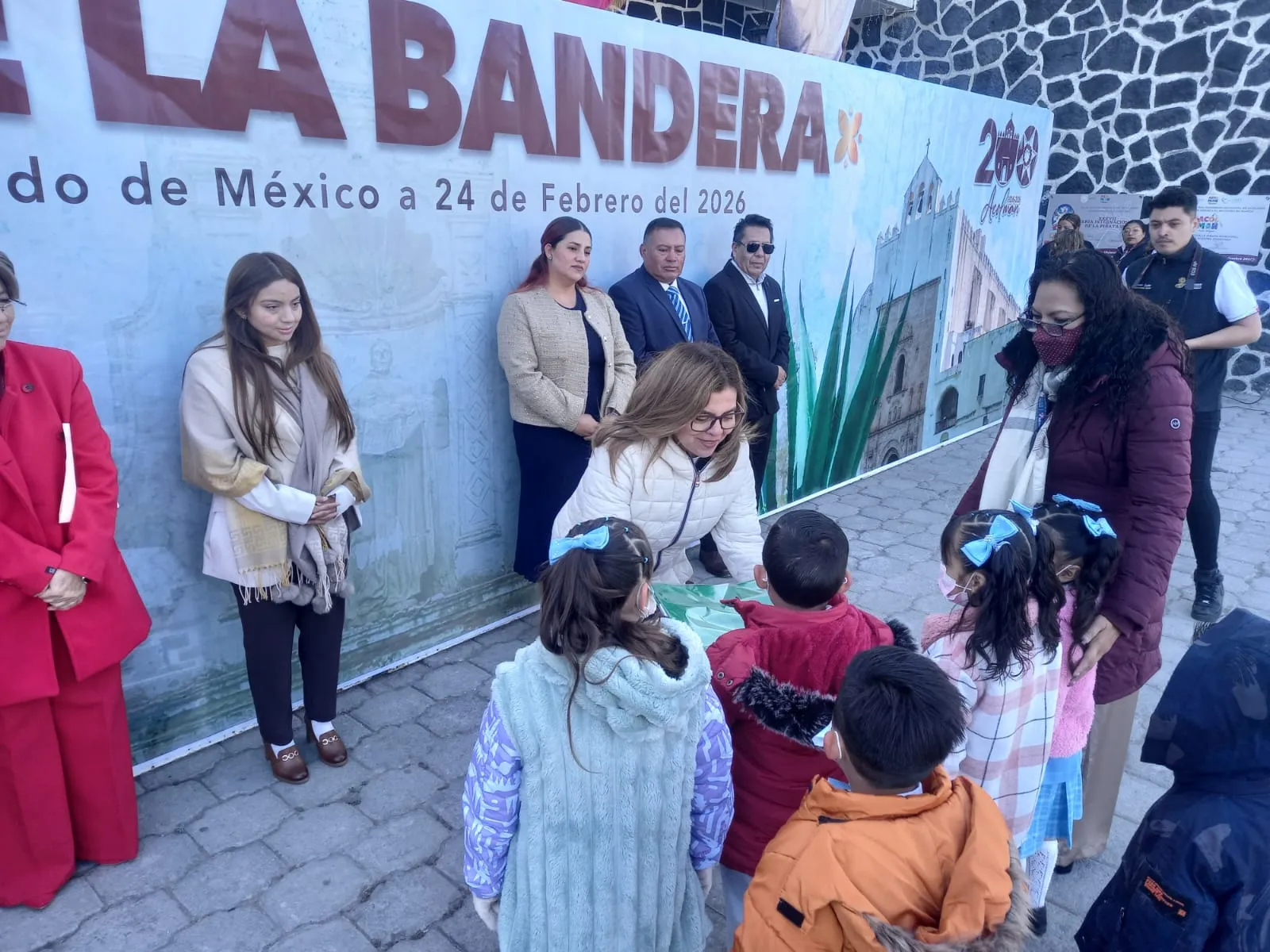 Escoltas escolares reciben bandera en ceremonia cívica en Acolman