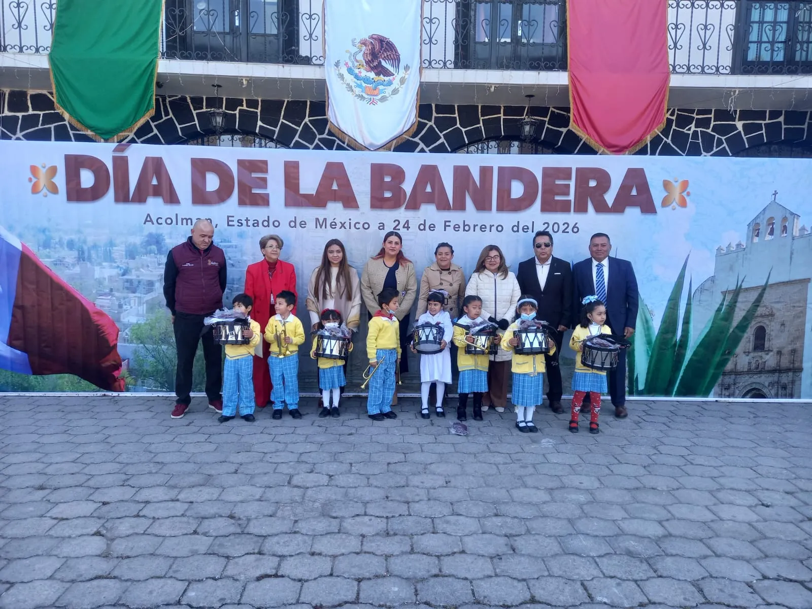 Escoltas escolares reciben bandera en ceremonia cívica en Acolman