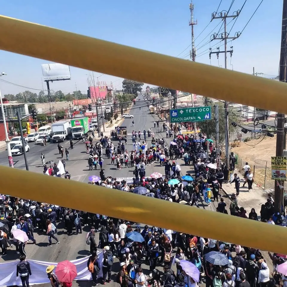 Marcha estudiantil paraliza la México-Texcoco