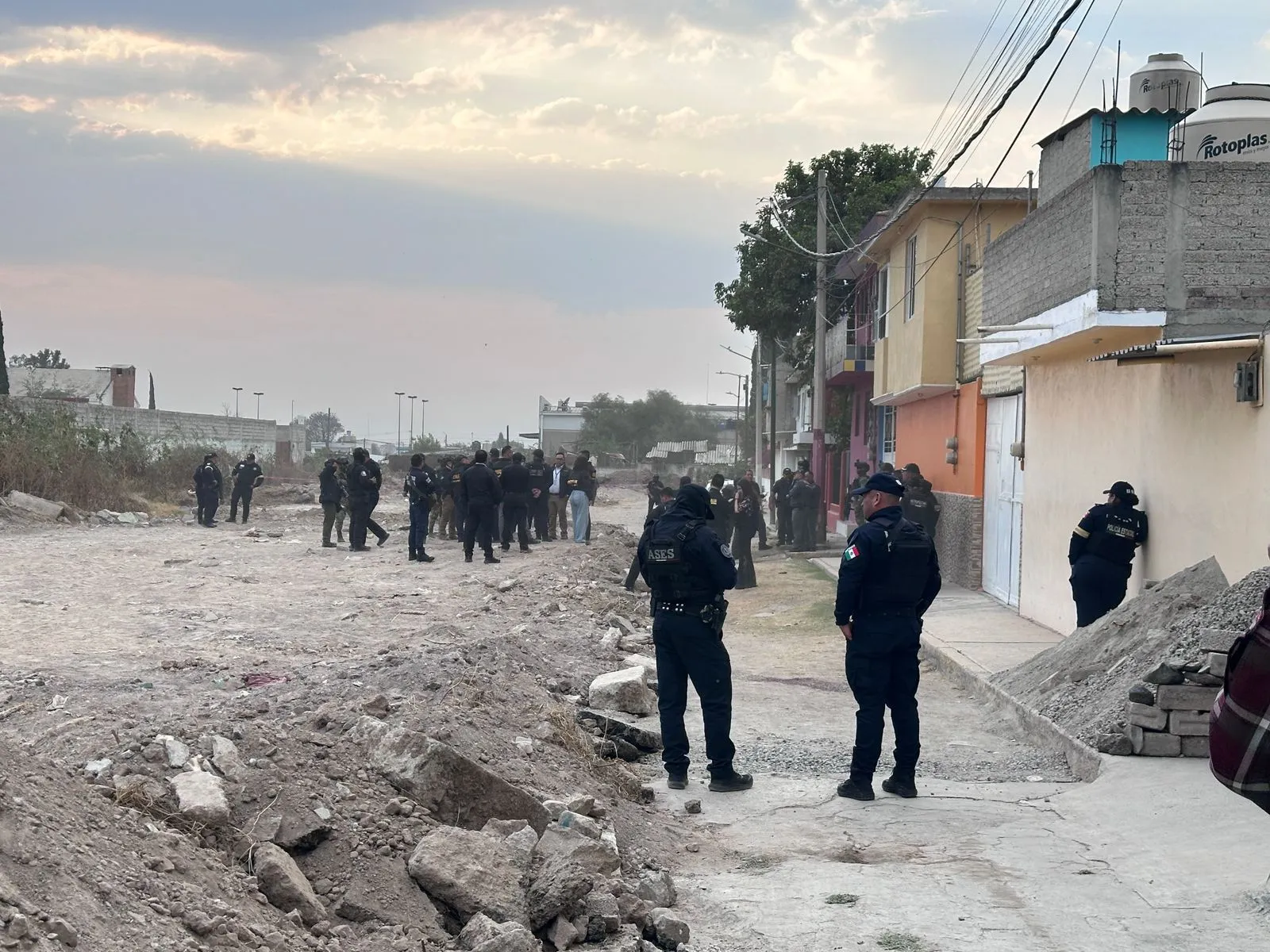 Desmantelan en Ecatepec taller ilegal con armas y equipo táctico falso