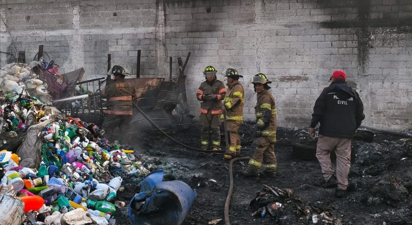 Incendio consume recicladora en la colonia El Hoyo Ecatepec