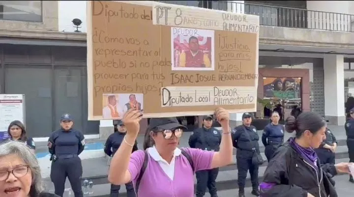 Protesta del 8M en Ecatepec exhibe denuncia contra diputado del PT