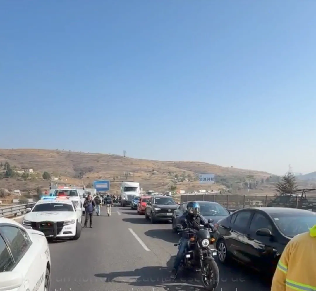 Interceptan tráiler en la Chamapa-Lechería y asesinan a su conductor