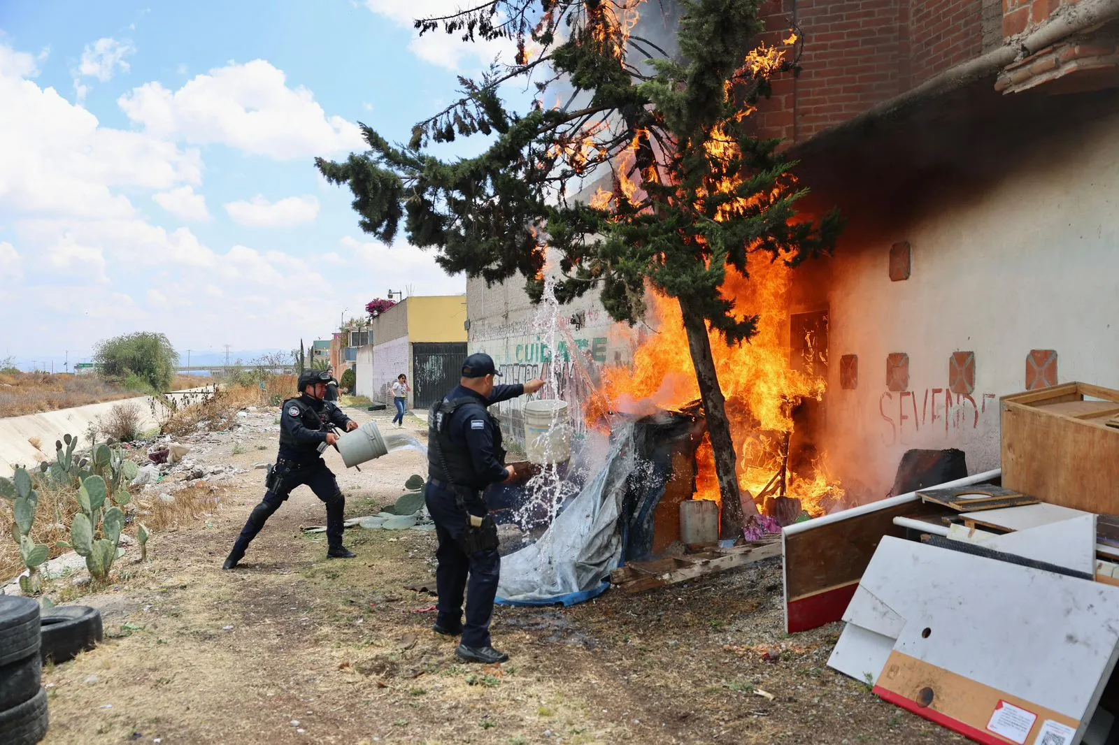 Rescate a tiempo salva a tres personas de incendio en Chimalhuacán
