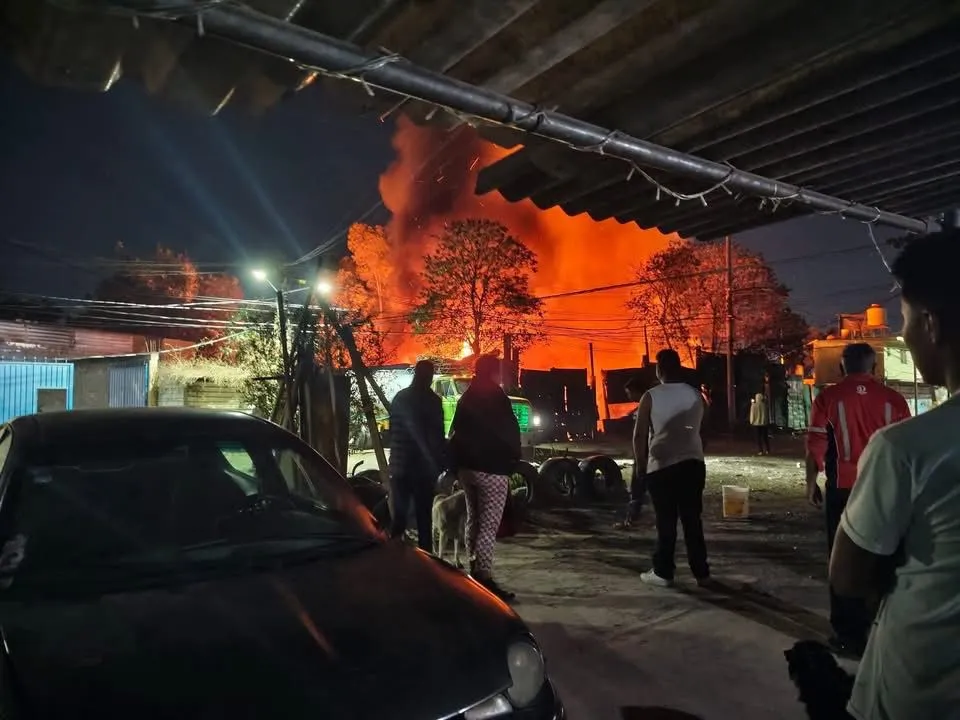 Incendio en recicladora irregular moviliza a bomberos en Ecatepec