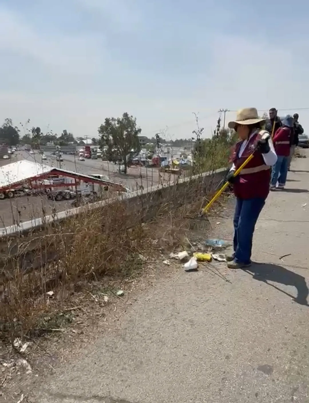 Alcaldesa de Acolman encabeza limpieza en acceso clave de Tepexpan