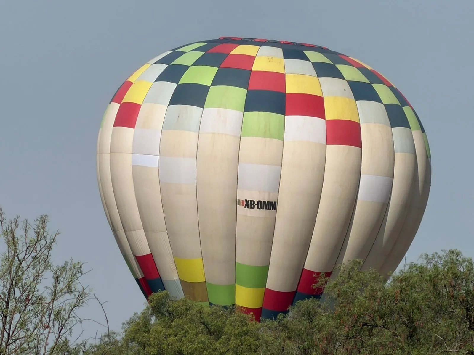 Globo aerostático desciende en zona restringida de Teotihuacán tras operativo de seguridad