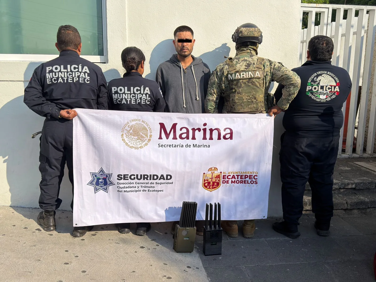 Cae presunto secuestrador tras persecución y rescatan tráiler robado en Ecatepec