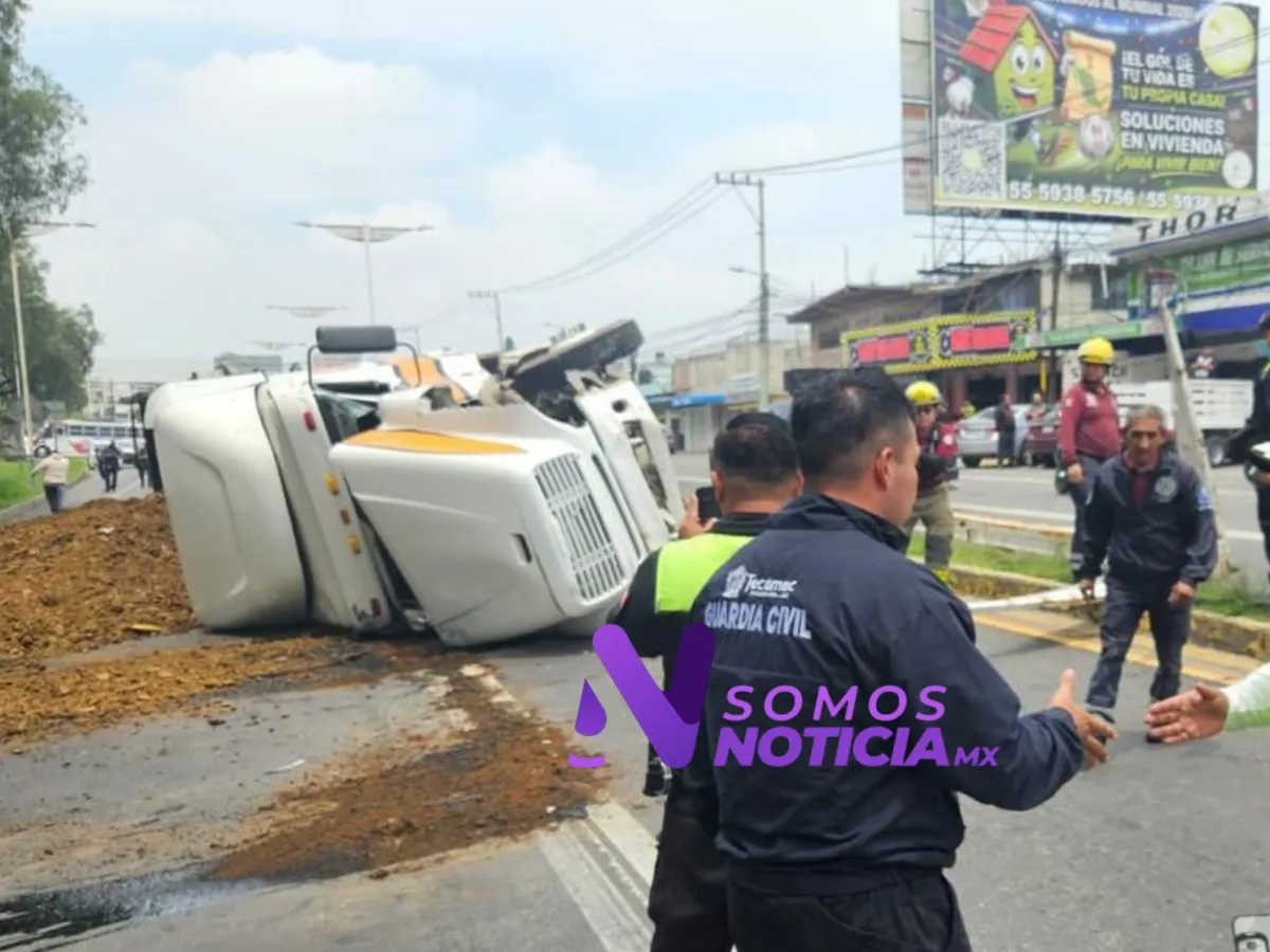 Caos vial en Tecámac tras volcadura de tráiler cargado con abono orgánico