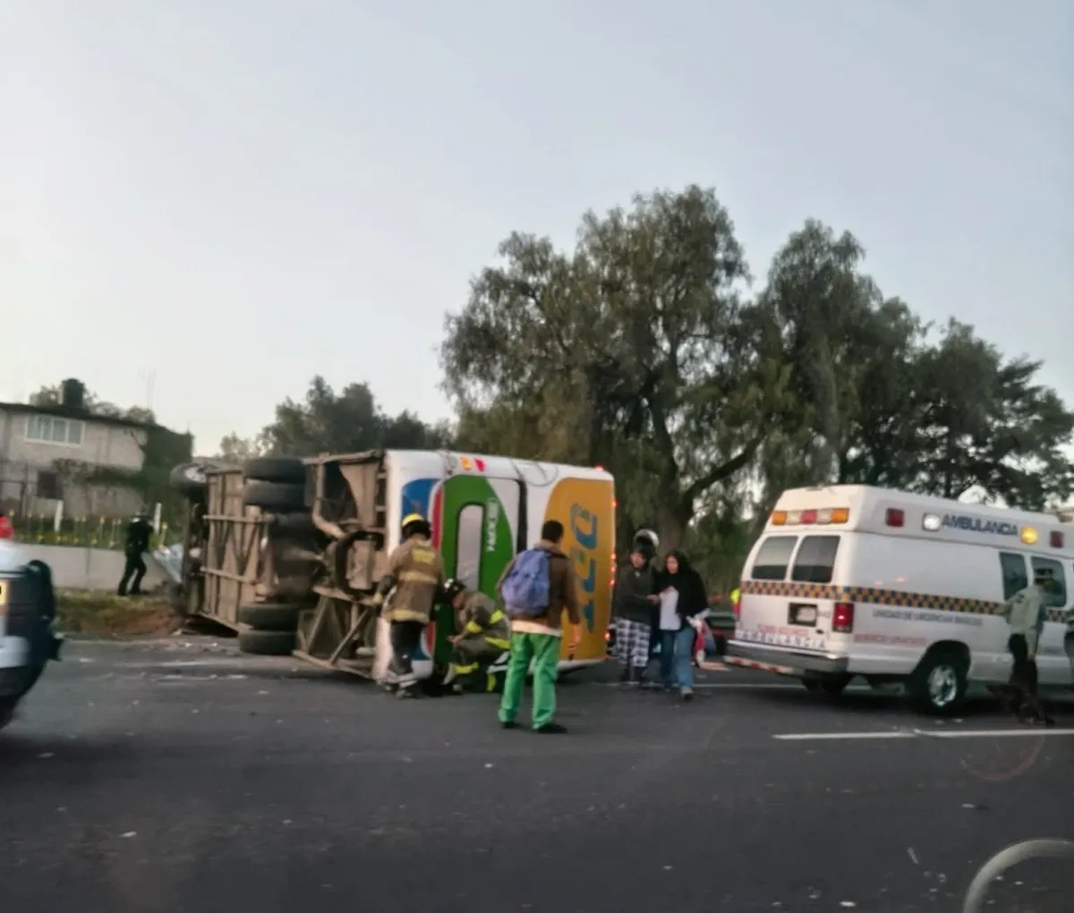 Fatal accidente en Tecámac: autobús ODT vuelca y deja un muerto