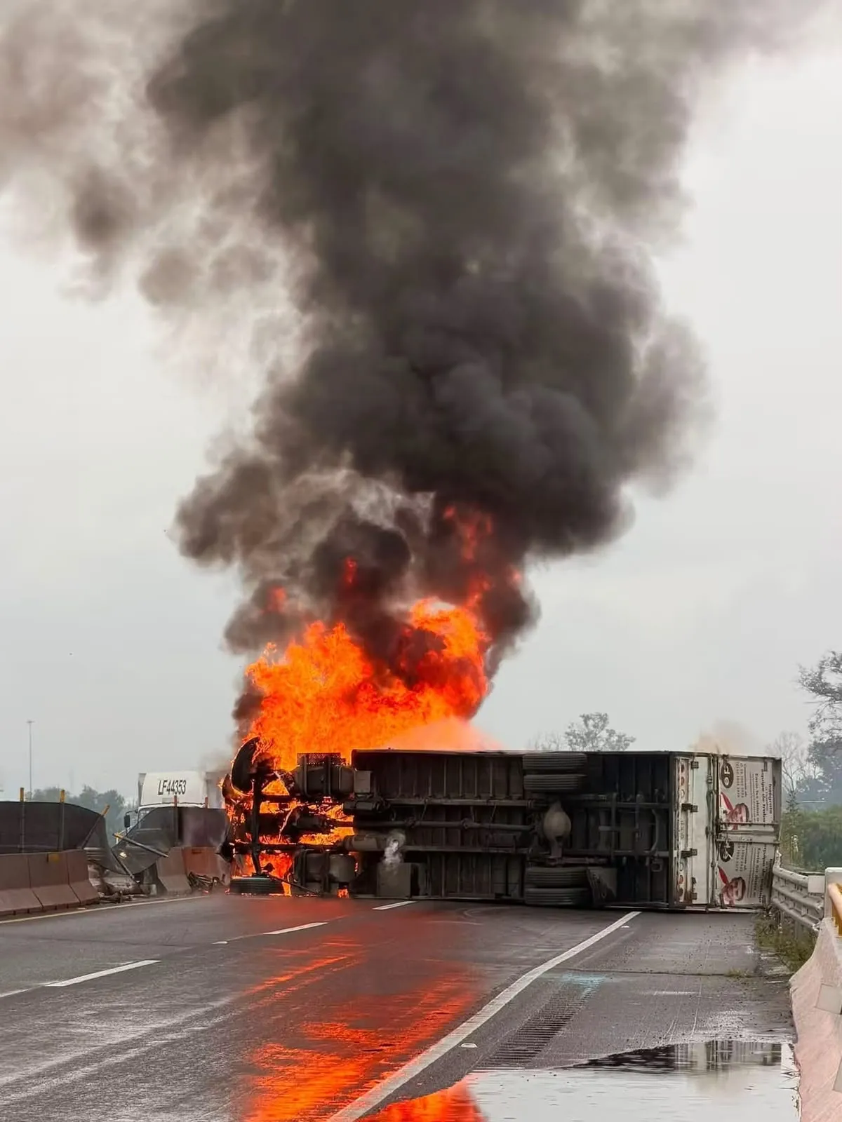 Tráiler queda atravesado y en llamas; tráfico colapsa en Tultepec