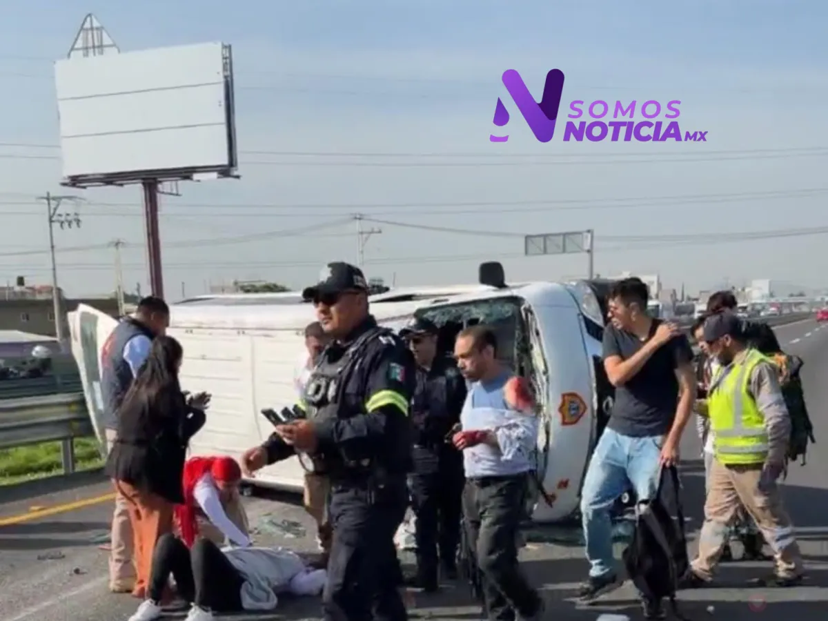 Combi rumbo a Indios Verdes vuelca antes de la caseta de Ojo de Agua