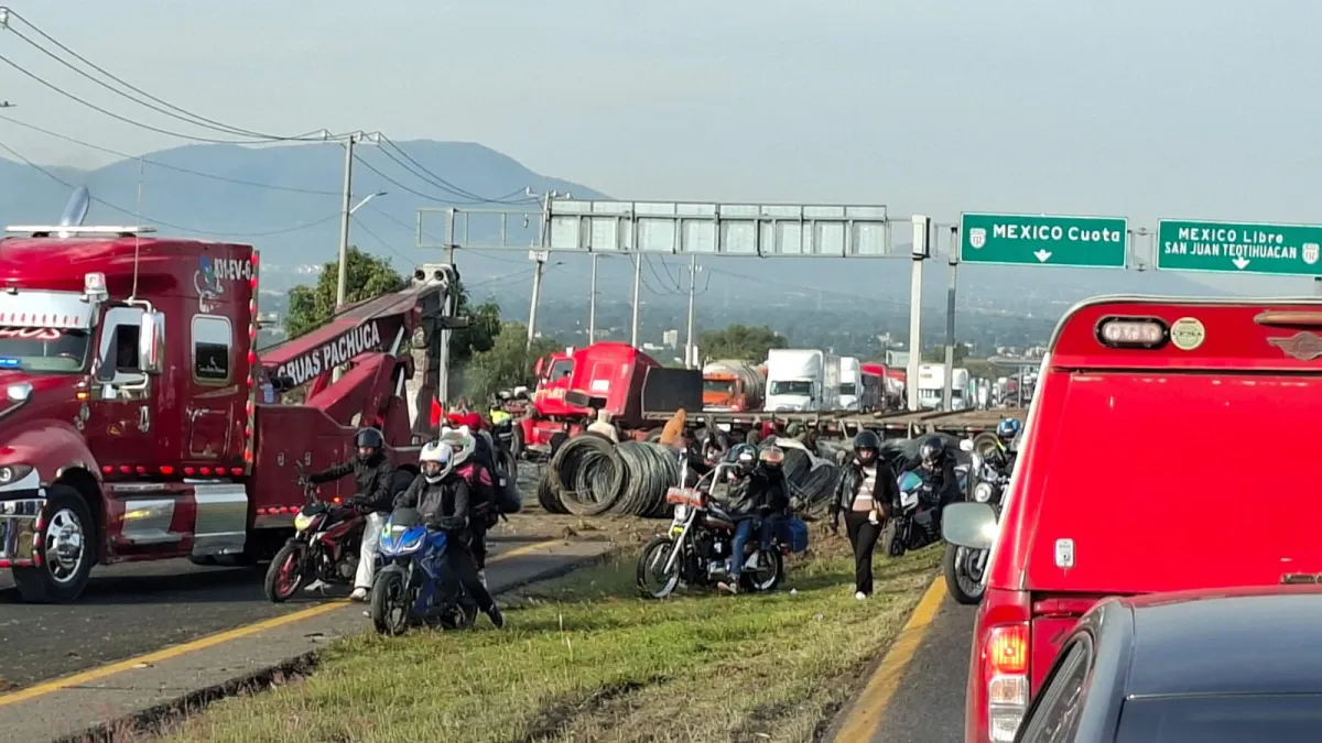 Tráiler pierde el control y toneladas de acero paralizan la México-Tulancingo