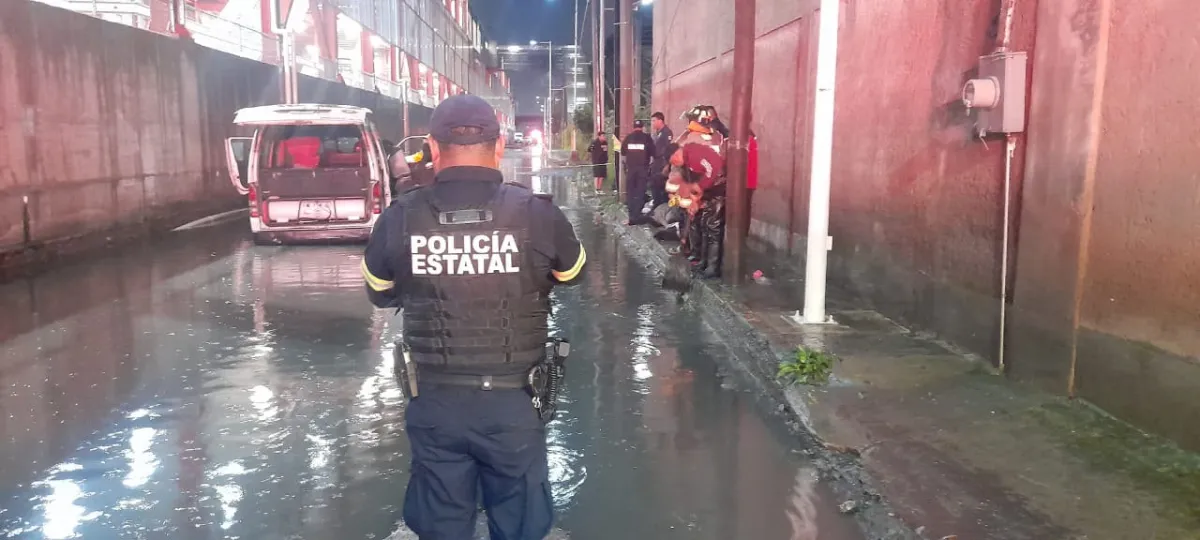 Pasajeros quedan atrapados en combi varada y mueren intoxicados en Tultitlán
