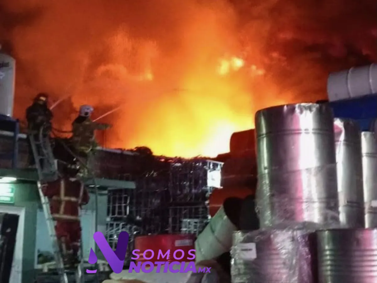 Explosiones alertan a vecinos durante incendio en Acolman
