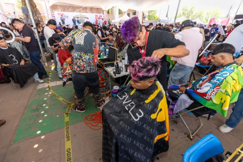 Navajas, estilo y creatividad toman Coacalco en intensa batalla de barberos