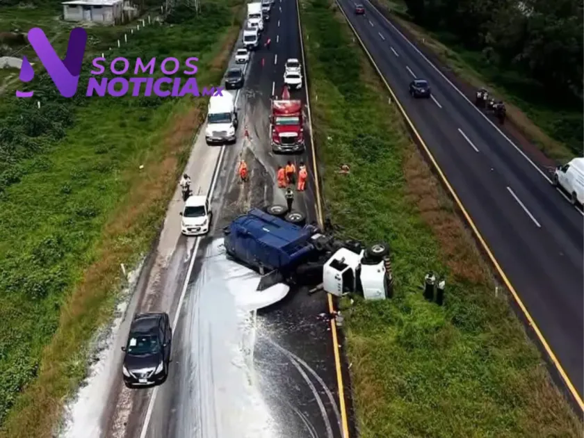 Tráiler vuelca en Ecatepec y afecta la circulación sobre la México-Pirámides