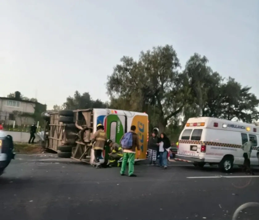 Fatal accidente en Tecámac: autobús ODT vuelca y deja un muerto