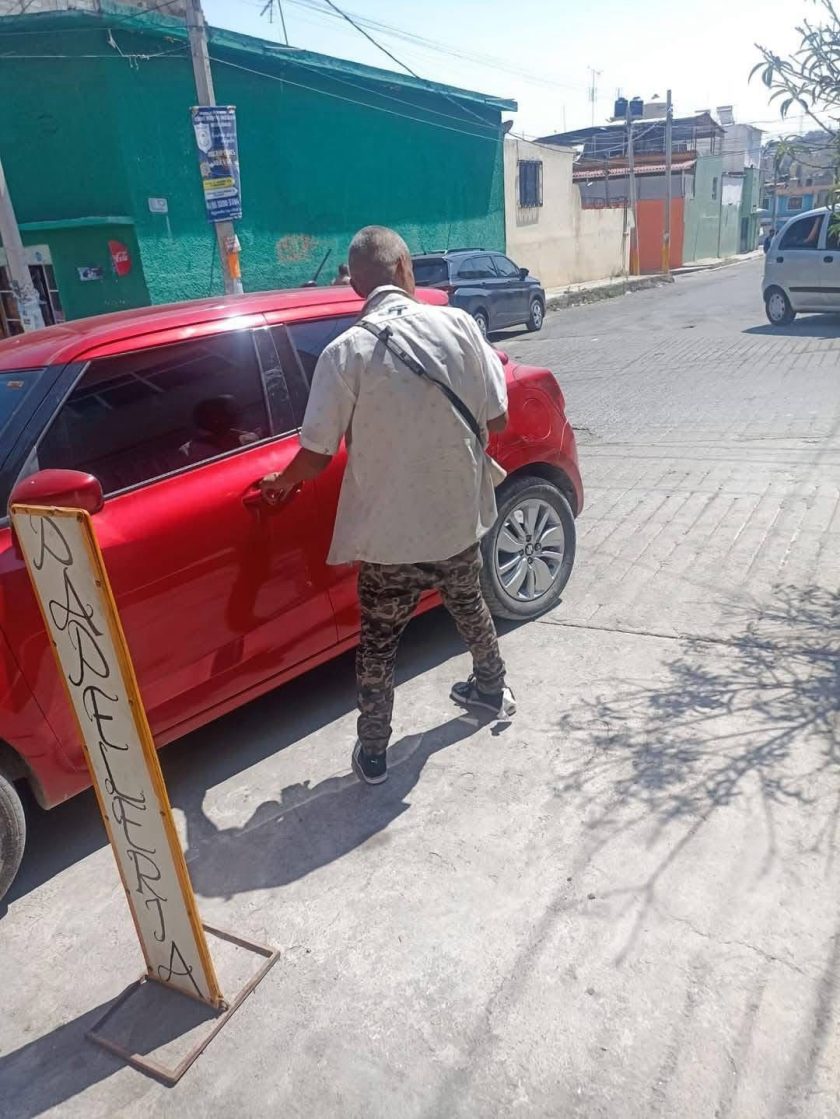 Sujeto usaba un automóvil rojo para acosar mujeres en Ecatepec