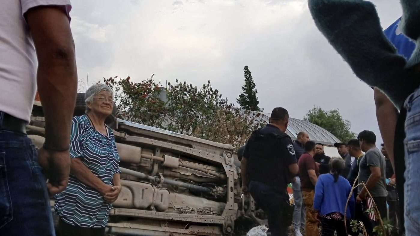 Policías ebrios vuelcan una patrulla en Chiautla
