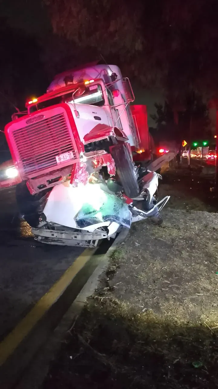 Tráiler aplasta automóvil en la México–Texcoco y deja dos muertos