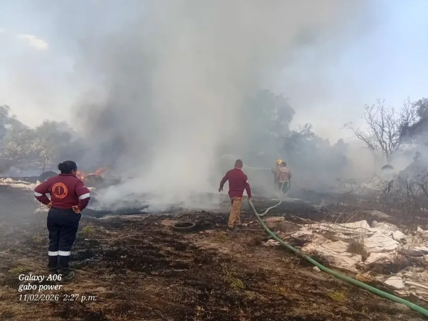 Arde predio con llantas y cubre de humo negro a Temascalapa
