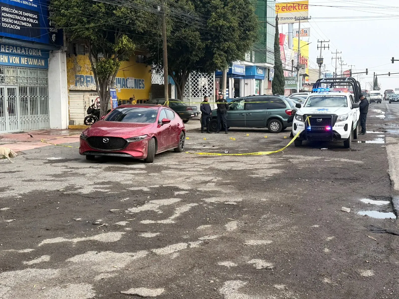 Ataque a tiros deja vehículo destrozado en Tecámac