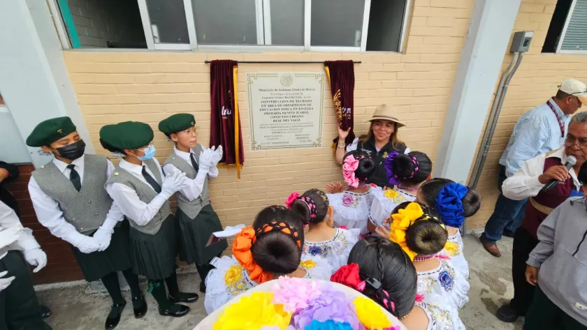 Blanca Osorio entrega arco techo en primaria de Acolman y fortalece espacios educativos