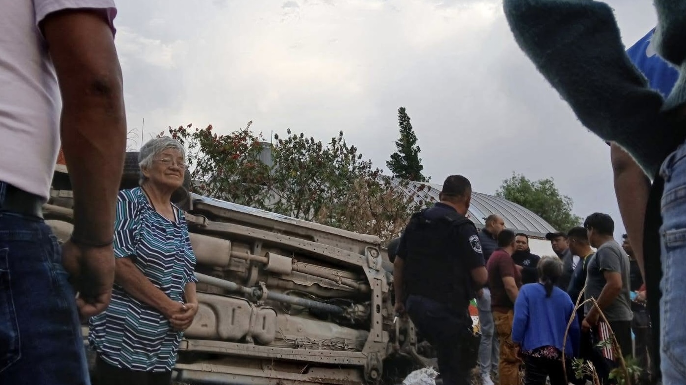 Policías ebrios vuelcan una patrulla en Chiautla