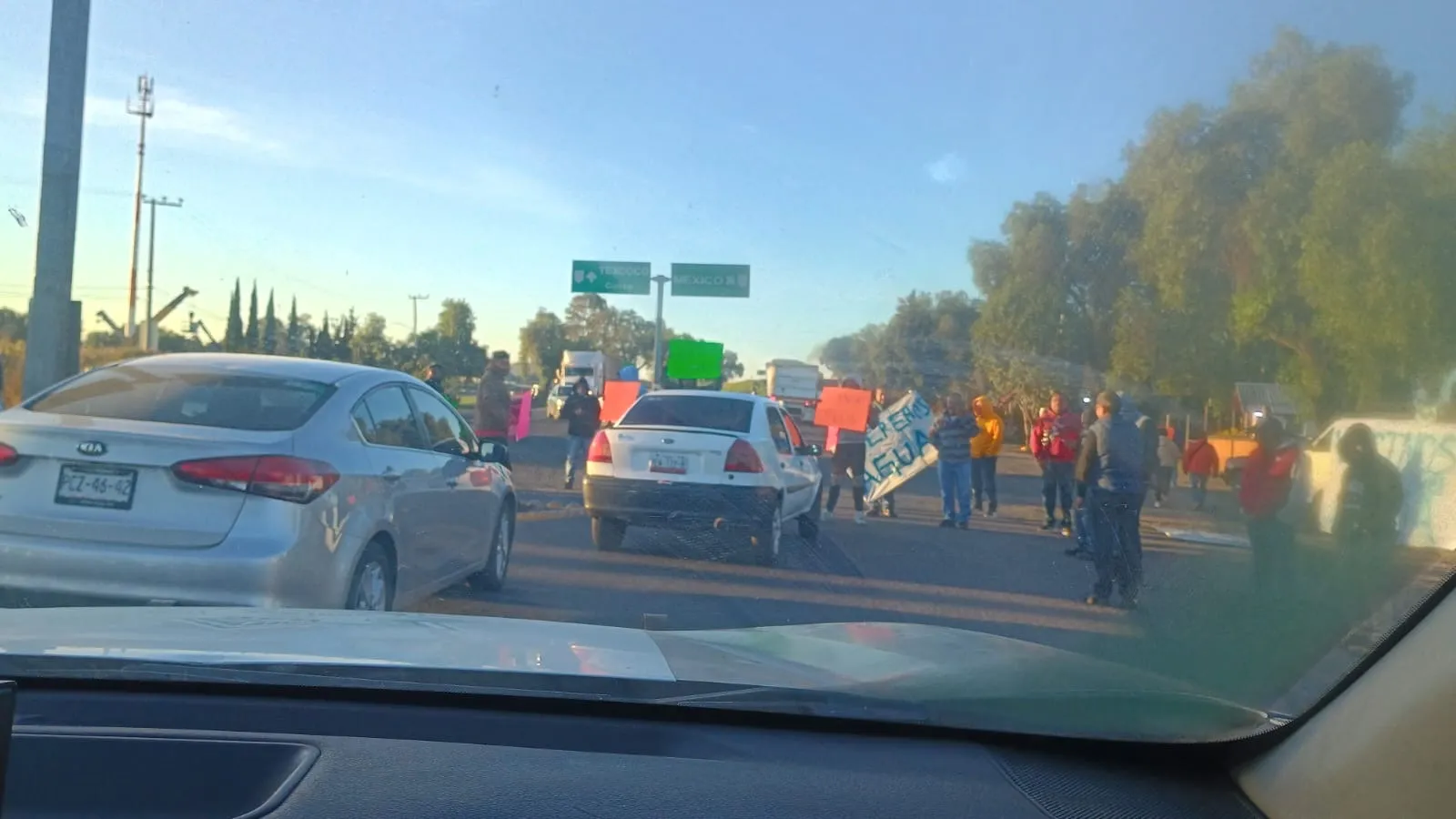 “Piperos” afectados por el operativo Caudal bloquean accesos en Acolman